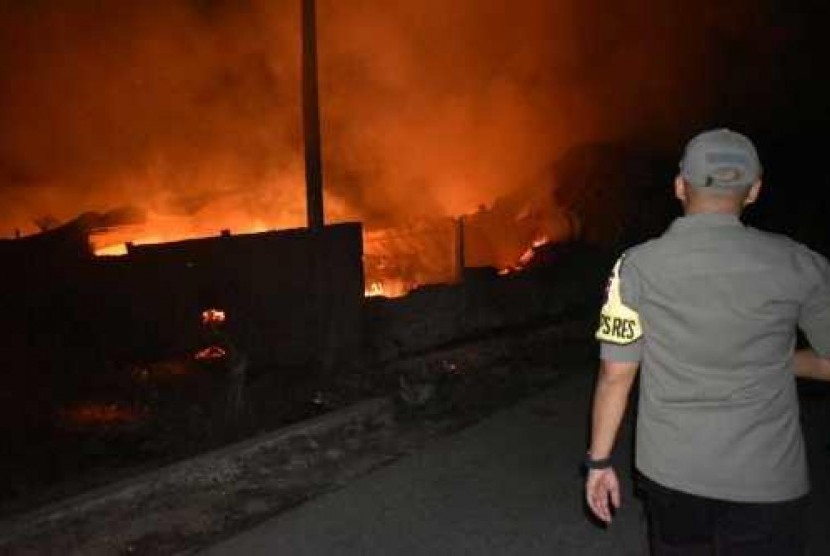  Kapolres Sragen, AKBP Yimmy Kurniawan saat memantau di lokasi pabrik mebel di Doyong Miri Sragen yang ludes terbakar. Foto/Wardoyo