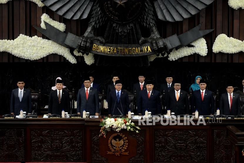Pelantikan Wakil Ketua MPR. Ketua MPR RI Zulkifli Hasan (tengah) bersama tujuh Wakil Ketua MPR RI menyanyikan lagu Indonesia Raya usai Rapat Paripurna MPR di komplek parlemen senayan, Jakarta, Senin (26/3).