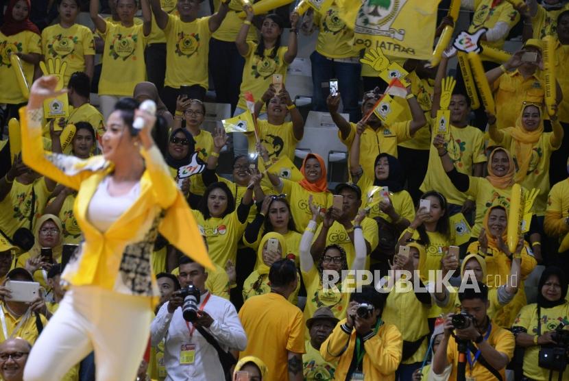 Sejumlah simpatisan Partai Golkar menghadiri Kampanye terbuka partai golkar di Istora Senayan, Jakarta, Selasa (9/4).