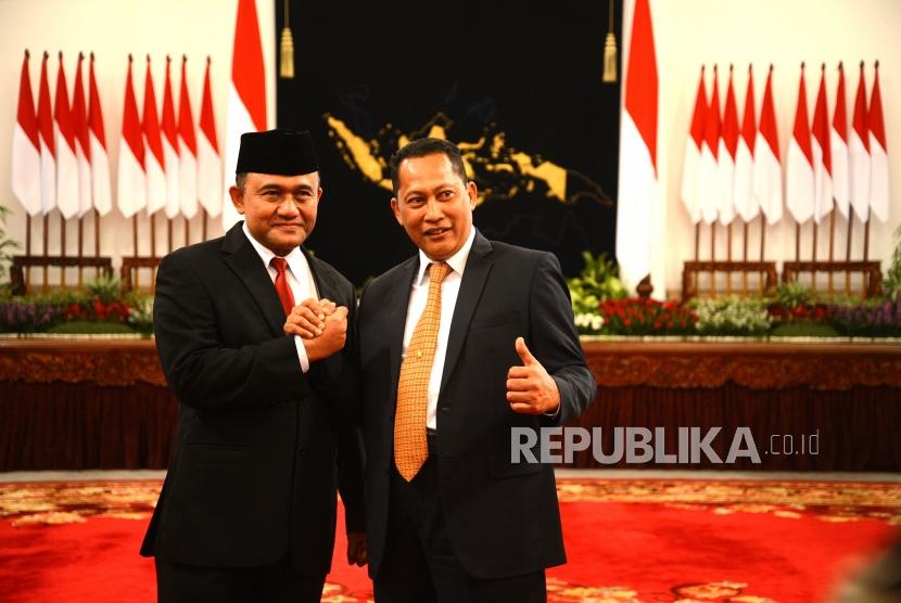 Pelantikan Kepala BNN. Kepala Badan Narkotika Nasional (BNN) Heru Winarko (kiri) berjabat tangan bersama Budi Waseso usai mengikuti pengambilan sumpah jabatan oleh Presiden Joko Widodo di Istana Negara, Jakarta, Kamis (1/3).
