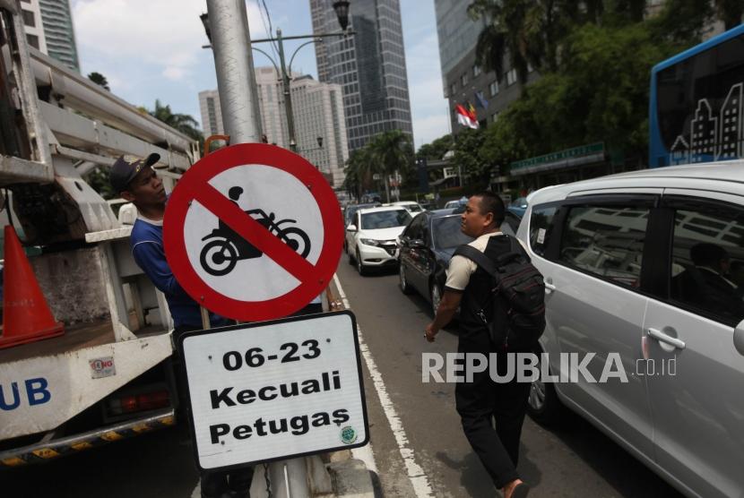 Petugas Dishub DKI Jakarta mencabut rambu-rambu larangan sepeda motor di kawasan Bundaran HI, Jakarta, Rabu (10/1).