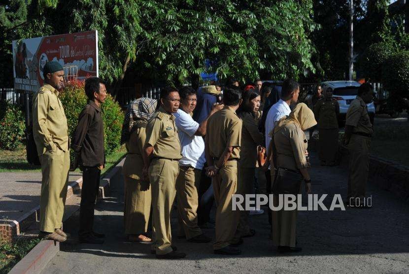 Aktivitas PNS: Pegawai negeri sipil (PNS) melakukan apel saat memulai aktivitasnya di salah satu kantor instansi di Jalan Dewi Sartika, Palu, Sulawesi Tengah, Senin (8/10).