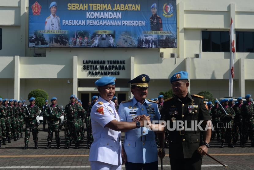 Panglima TNI Jenderal Marsekal Hadi Tjahjanto (tengah) Komandan Pasukan Pengamanan Presiden, Brigadir Jenderal  TNI Maruli  Simanjutak (kanan) bersama Mayor Jenderal TNI (Mar) Suhartono (kiri)  berfoto salam komando sesuai upacara sertijab di Markas Komando Pasukan Pengamanan Presiden, Jakarta, Rabu (19/12).