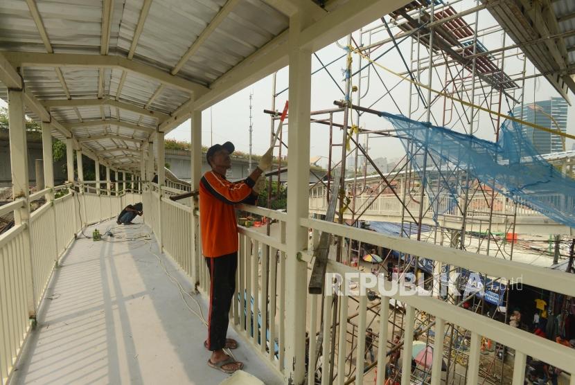 Pekerja saat menyelesaikan pembangunan jembatan multiguna atau skybridge di kawasan Tanah Abang, Jakarta Pusat, Rabu (7/11).