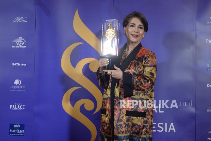 Aktris Senior, Widyawati berfoto usai meraih penghargaan lifetime achievment dalam acara Festival Film Indonesia di Taman Ismail Marzuki, Jakarta, Ahad, (9/12) malam. 