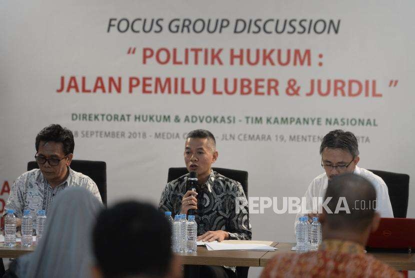 Menuju Pemilu Luber dan Adil. Komisioner KPU Wahyu Setiawan (tengah)  memberikan paparan saat FGD tentang Politik Hukum di Rumah Cemara, Jakarta, Selasa (18/9).