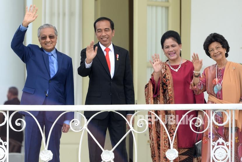 Presiden Kunjungan PM Malaysia. Presiden Joko Widodo (kedua kiri) bersama PM Malaysia Mahathir Mohamad (kir) dan ibu negara melambaikan tangan kepada wartawan saat kunjungan kenegaraan di Istana Bogor, Jawa Barat, Jumat (29/6).