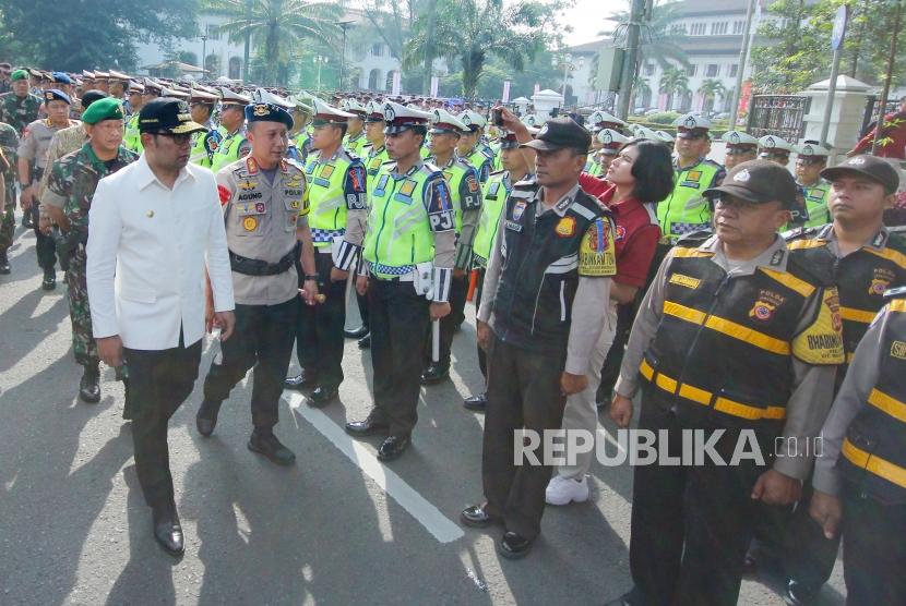 Gubernur Jawa Barat Ridwan Kamil, didampingi Kapolda Jawa Barat Irjen Pol Agung Budi Maryoto dan Pangdam III/Siliwangi Mayjen TNI Tri Soewandono meninjau pasukan pada apel gelar pasukan Operasi Lilin Lodaya 2018, di depan Gedung Sat,e Jl Diponegoro, Kota Bandung, Kamis (20/12).