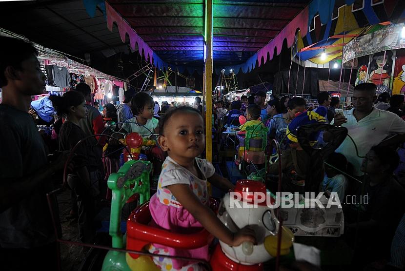 Wisata Pasar Malam. Anak-anak bermain di salah satu wahana pasar malam di Kawasan Kelapa Dua, Kota Depok, Jawa Barat, Sabtu (2/12).