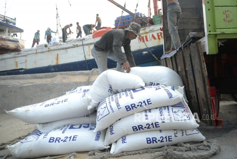 Pekerja memindahkan pakan ternak ke atas kapal (ilustrasi). Sebanyak 52 ton pakan ternak Indonesia hasil produksi Koperasi Agro Niaga (KAN) Jabung Syariah Jawa Timur yang dimuat dalam dua kontainer diekspor ke Brunei Darussalam.