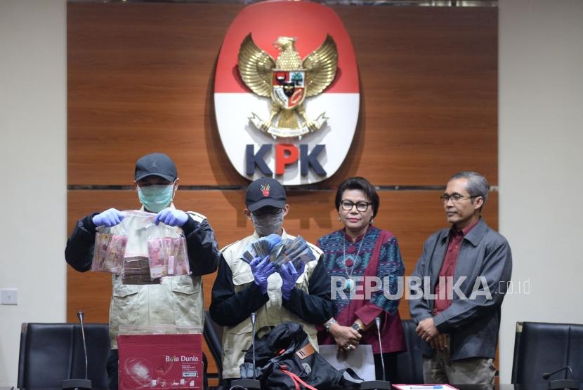 Penyidik KPK bersama Wakil Ketua KPK Basaria Panjaitan dan Alexander Marwata menunjukan barang bukti hasil oprasi tangkap tangan (OTT) kasus dugaan suap Bupati Subang di gedung KPK, Jakarta, Rabu (14/2) malam. 