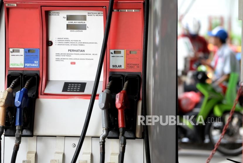 Realisasi Subsidi BBM. Pngunjung mengisi BBM di SPBU COCO Pertamina, Selasa (16/1).