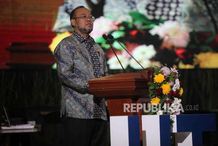 Rektor Universitas Terbuka Ojat Darojat memberikan sambutan saat memperingati Dies Natalis ke-34 Universitas Terbuka di Kampung Universitas Terbuka, Tangerang Selatan, Banten, Selasa (4/9).