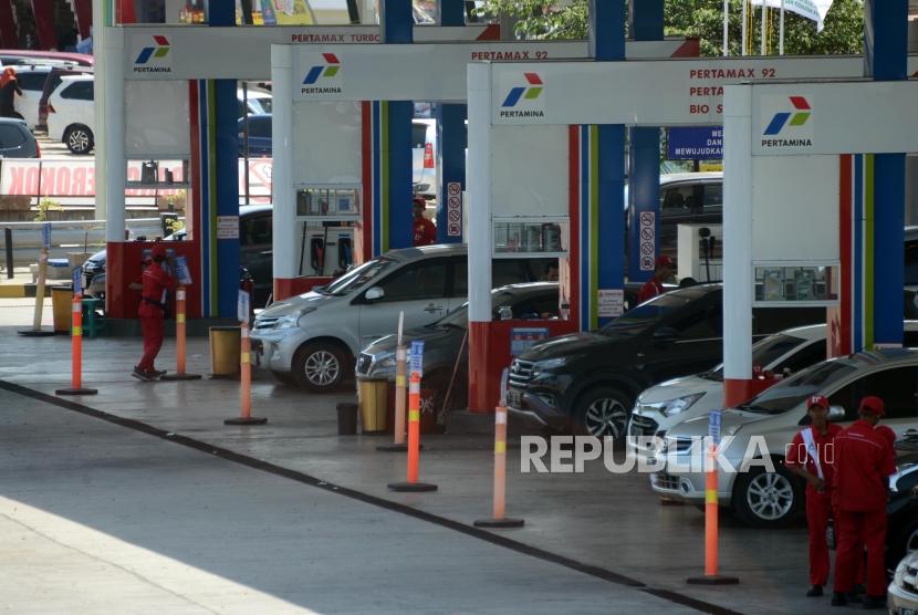 Petugas mengisi bensin untuk pemudik di Rest Area KM 228 ruas Jalan Tol Kanci-Pejagan, Cirebon, Jawa Barat, Sabtu (1/6).