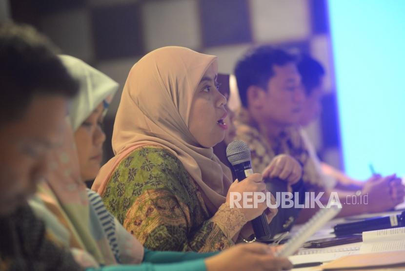 Ketua KPU DKI Jakarta Betty Epsilon Idroos (tengah)