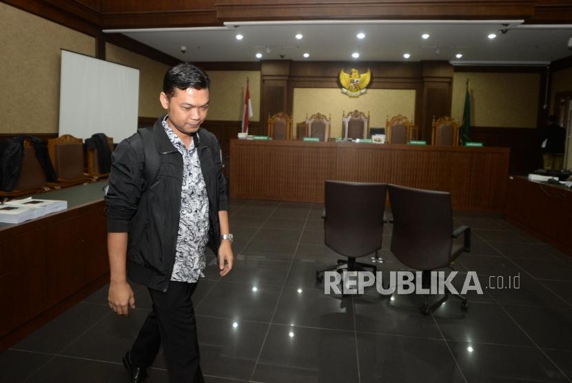 Terdakwa kasus  tindak pidana korupsi  pengadaan pupuk di Kementerian Pertanian (Kementan),  Eko Mardiyanto  berjalan usai   menjalani sidang tuntutan di Pengadilan Tindak Pidana Korupsi, Rabu (7/11).