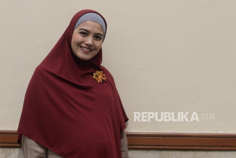 Pemain sinetron, Herfiza Novianti. Ada beberapa artis yang pernah atau masih menjadi guru atau dosen hingga hari ini.