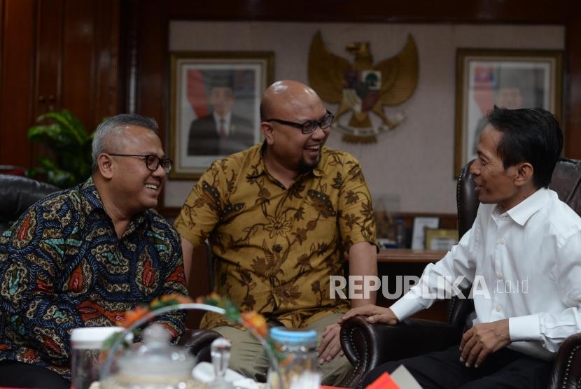 Ketua KPU, Arief Budiman (kiri), Anggota KPU, Ilham Saputra (tengah) Perwakilan Mufakat Budaya Indonesia, Radhar Panca Dahana (kanan)  berdiskusi saat mengunjungi  kantor KPU, Jakarta, Selasa (4/12).