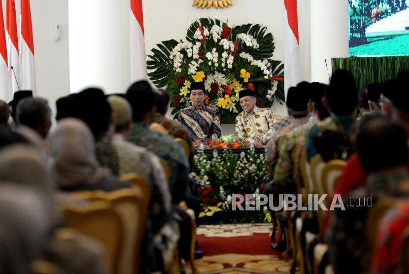 Pembukaan Mukatamar Al Irsyad. Presiden Joko Widodo (kiri) bersama Ketua Umum PP Al Irsyad Al Islamiyah Abdullah Djaidi saat silaturahim dengan jajaran pimpinan Al Irsyad Al Islamiyah di Istana Bogor, Jawa Barat, Kamis (16/11).