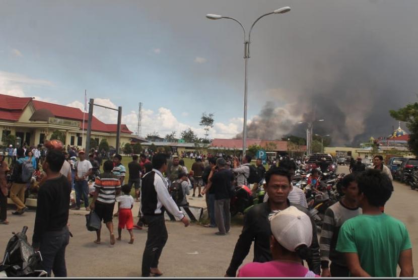 Warga mengungsi di Mapolres Jayawijaya saat terjadi aksi unjuk rasa yang berakhir rusuh di Wamena, Jayawijaya, Papua, Senin (23/9/2019).