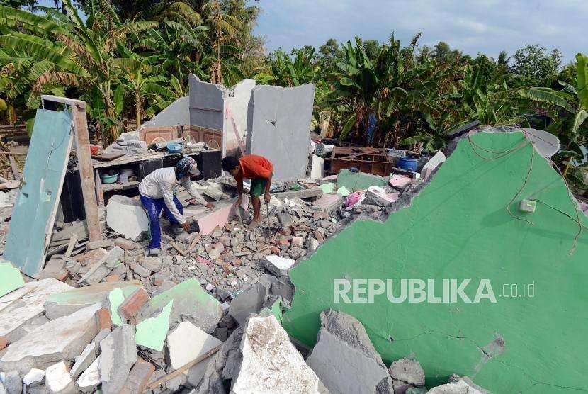 Sejumlah warga merapihkan puing-puing bangunani di Sambelia, Lombok Timur, Nusa Tenggara Barat, Selasa (21/8).