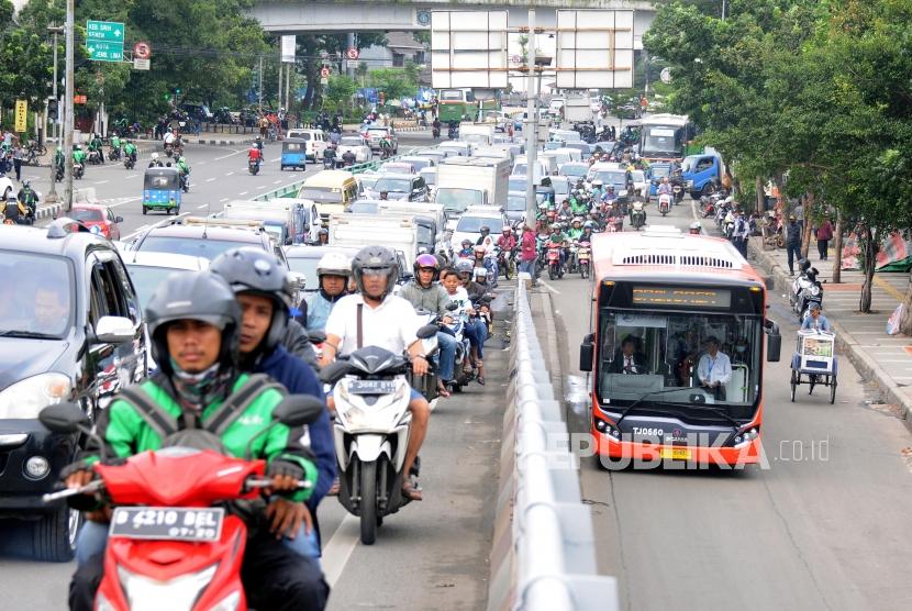 Sejumlah kendaraan terjebak kemacetan imbas dari penutupan Jalan Jatibaru Raya di kawasan Tanah Abang, Jakarta, Senin (22/1).