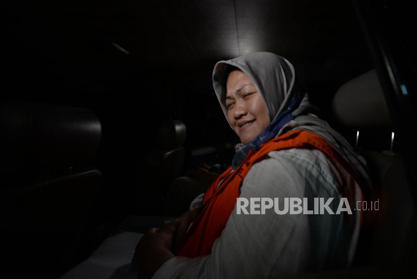 Bupati nonaktif Bekasi Neneng Hassanah Yasin  berada dalam mobil tahanan  media usai menjalani pemeriksaan di gedung KPK, Jakarta, Senin (22/10).