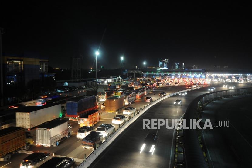 Lengang. Sejumlah kendaraan mengantre memasuki Gerbang Tol Cikarang Utama, Bekasi, Jawa Barat, Selasa (26/12).