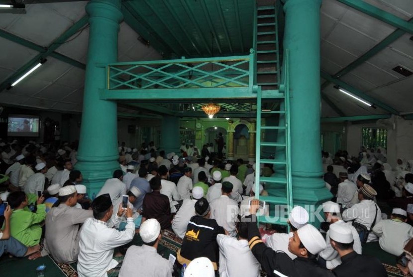 Anies Kunjungi Masjid Jami Al Mansur. Umat Islam menghadiri peringatan Haul 50 Tahun KH Muhammad Mansur di Masjid Jami Al Mansur, Jembatan Lima, Jakarta Barat, Ahad (22/10).