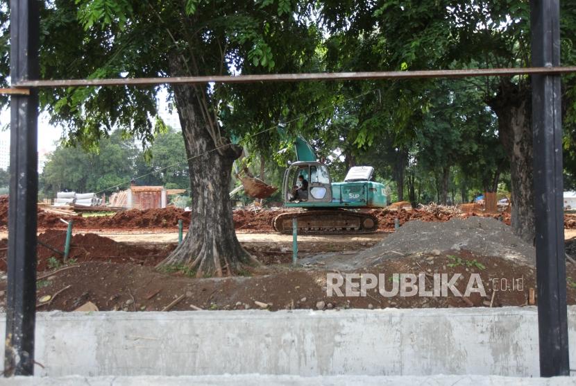 Pekerja melakukan penyelesaian pembangunan Revitalisasi Lapangan Banteng, Jakarta, Jumat (15/12).