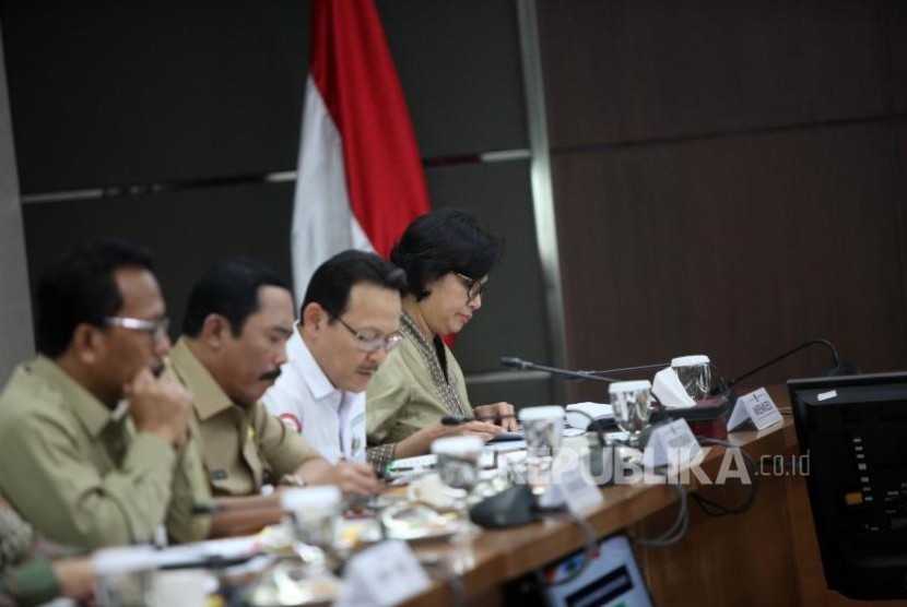 Menteri Keuangan Sri Mulyani bersama Direktur Utama BPJS Kesehatan Fachmi Idris menghadiri rapat koordinasi tingkat menteri di Gedung Kemenko PMK, Jakarta, Senin (6/11).