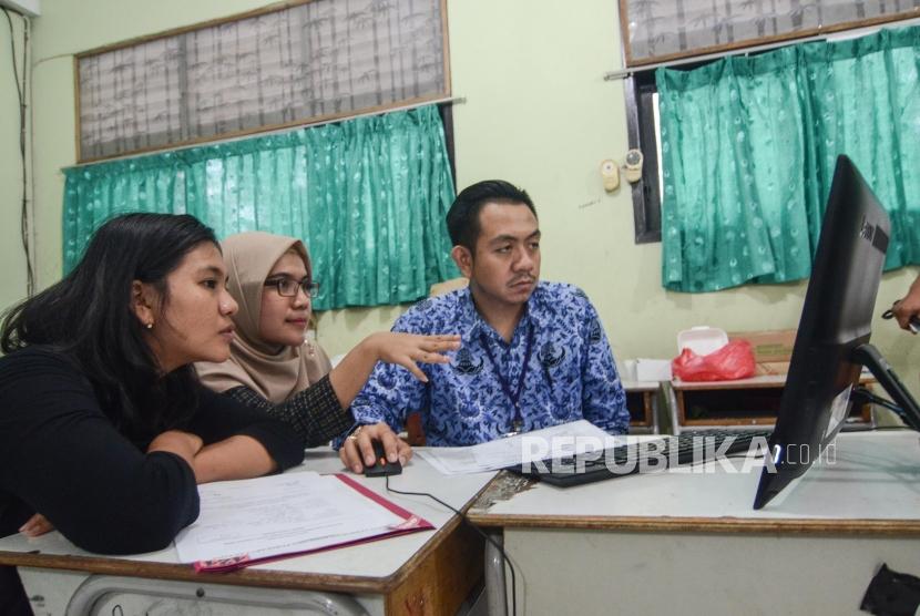Pendaftaran PPDB online SMA.Sejumlah orang tua dan Calon Siswa melakukan pendaftaran Penerimaan Peserta Didik Baru (PPDB) 2019 tingkat SMA-SMK di SMAN 2 Bekasi, Jawa Barat, Senin (17/6).