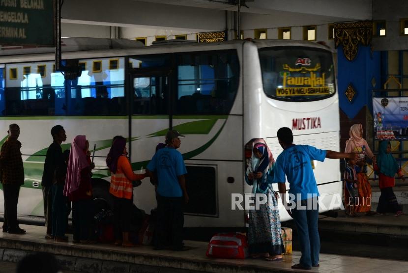 Bus antarkota menurunkan penumpang di Terminal Bus Giwangan, Yogyakarta.