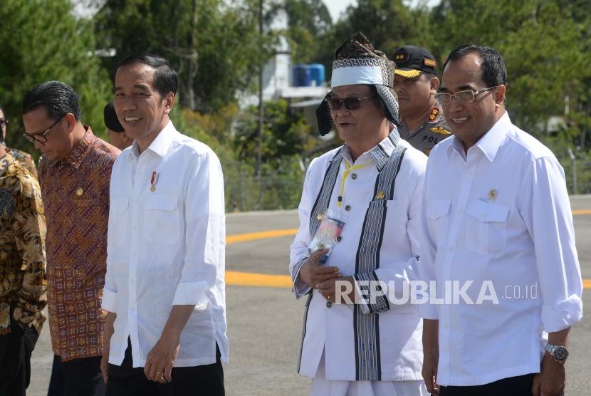 Presiden Joko Widodo (kiri)