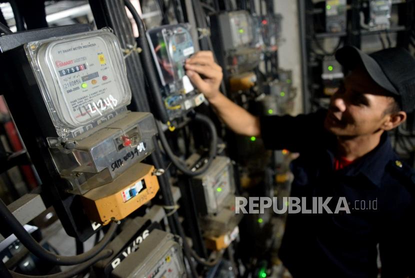 Pemerintah akan mengkaji insentif listrik untuk industri. Foto petugas memeriksa meteran listrik, (ilustrasi).