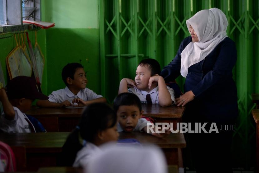 Sejumlah murid baru mengikuti kegiatan hari pertama sekolah di di SDN Kampung Melayu 01/02, Jakarta, Senin (16/7).