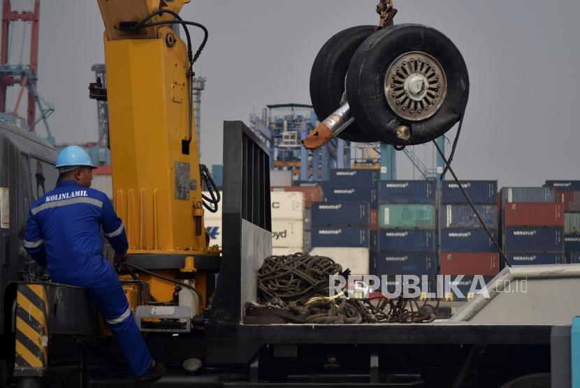 Petugas gabungan mengevakuasi roda pesawat Lion Air JT 610 dari kapal LCU KRI Banda Aceh saat tiba Posko Terpadu Pelabuhan Tanjung Priok, Jakarta, Sabtu (3/11).