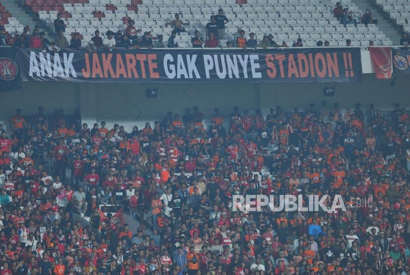 Suporter Persija Jakarta memberikan dukungan saat laga perdana Liga 1 antara Persija Jakarta melawan Bhayangkara FC di Stadion Gelora Bung Karno, Senayan, Jakarta, Jumat (23/3).