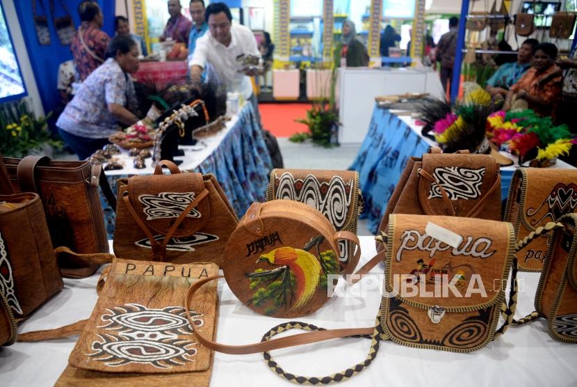 Pengunjung melihat-lihat produk yang dipamerkan pada Apkasi Otonomi Expo (AOE) 2019 di Jakarta Convention Center, Jakarta, Rabu (3/7).