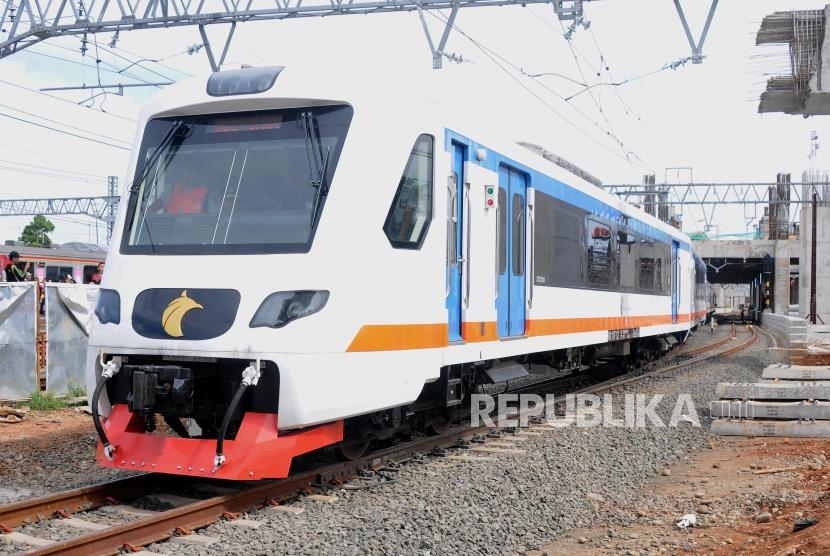 Kereta bandara Soekarno Hatta saat melakukan uji coba di Stasiun Manggarai, Jakarta Selatan, Sabtu (25/11).