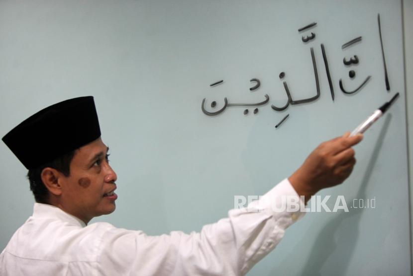 Ustadz Achmad Faridz Hasan memberikan materi 30 Menit Bisa Membaca Al Quran kepada peserta di Kantor Republika, Jakarta, Sabtu (24/11).