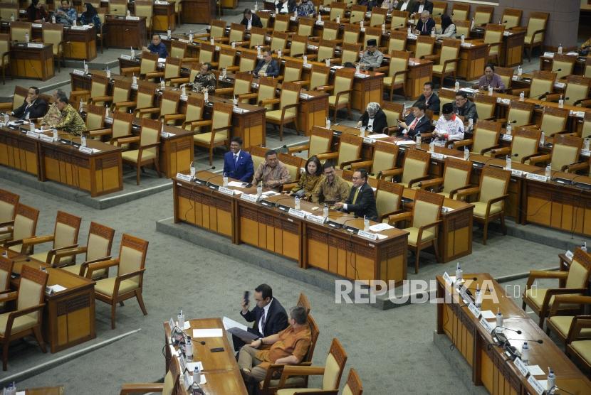 Anggota DPR mengikuti rapat paripurna di Kompleks Parlemen, Senayan, Jakarta, Kamis (26/4).