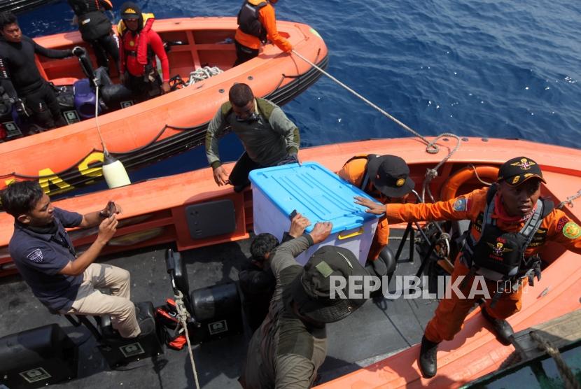 The Navy and National Search and Rescue Agency personnel retrieve the black box of Lion Air flight JT 610 in Karawang waters, West Java, Thursday (Nov 1).