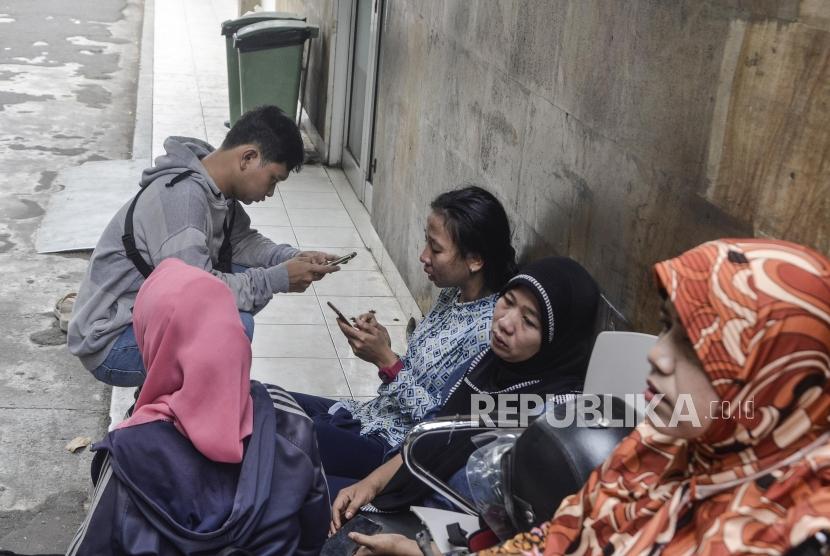 Korban Kerusuhan di Rawat di RSUD Tarakan. Sejumlah keluarga korban menunggu di depan kamar jenazah RSUD Tarakan,Jakarta Pusat, Selasa (22/5).