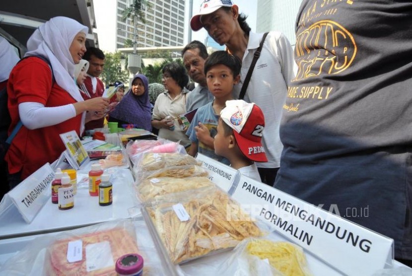 Sosisalisasi BPOM. Petugas Badan Pengawasan Obat dan Makanan (BPOM) melakukan sosialisasi kepada warga di Bundaran HI, Jakarta Pusat, Ahad, (22/10).
