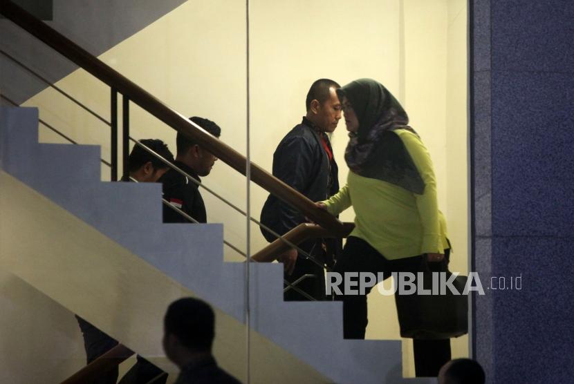 Bupati Bekasi Neneng Hassanah Yasin tersangka kasus korupsi perizinan proyek pembangunan Meikarta berjalan saat tiba di Gedung KPK, Jakarta, Senin (15/10).