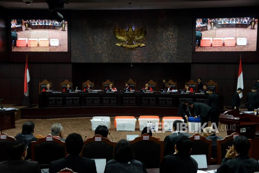 Hakim Mahkamah Konstitusi memperlihatkan sejumlah barang bukti pihak pemohon yang belum bisa diverifikai pada sidang lanjutan Perselisihan Hasil Pemilihan Umum (PHPU) Pemilihan Presiden (Pilpres) 2019 di Gedung Mahkamah Konstitusi, Jakarta, Rabu (19/6).