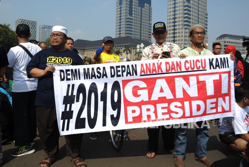 Massa yang tergabung relawan nasional 2019 ganti presiden  saat mengikuti deklarasi akbar relawan nasional #2019GantiPresiden di Taman Aspirasi Monas, Jakarta, Ahad (6/5).