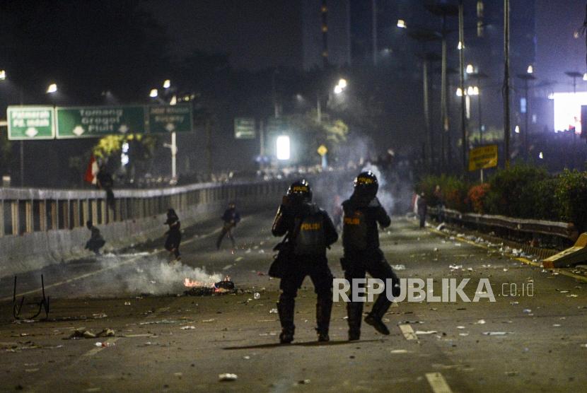 Sejumlah anggota kepolisian berhadapan dengan mahasiswa saat terjadi kericuhan di depan Gedung DPR, Jakarta, Selasa (24/9).
