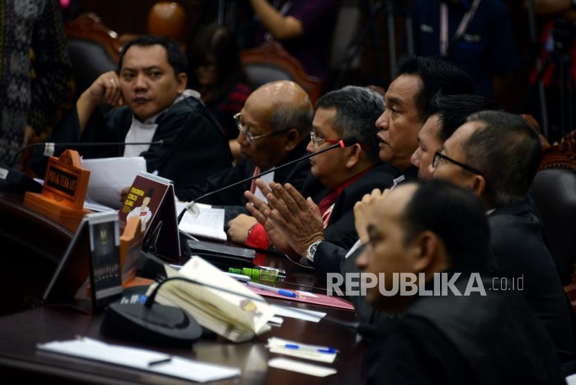 Ketua Tim Hukum Joko Widodo- Ma'ruf Amin, Yusril Ihza Mahendra (keempat kanan) memberikan keterangan pada sidang lanjutan Perselisihan Hasil Pemilihan Umum (PHPU) Pemilihan Presiden (Pilpres) 2019 di Gedung Mahkamah Konstitusi, Jakarta, Kamis (20/6).